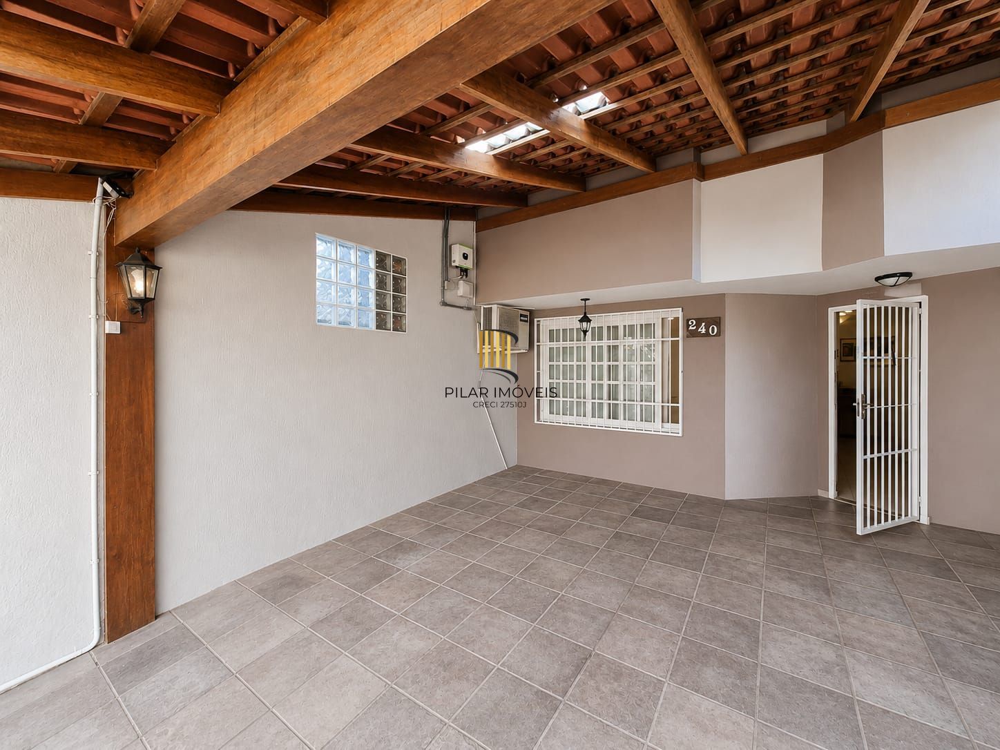 Casa 03 dormitórios no bairro Guarujá em Porto Alegre