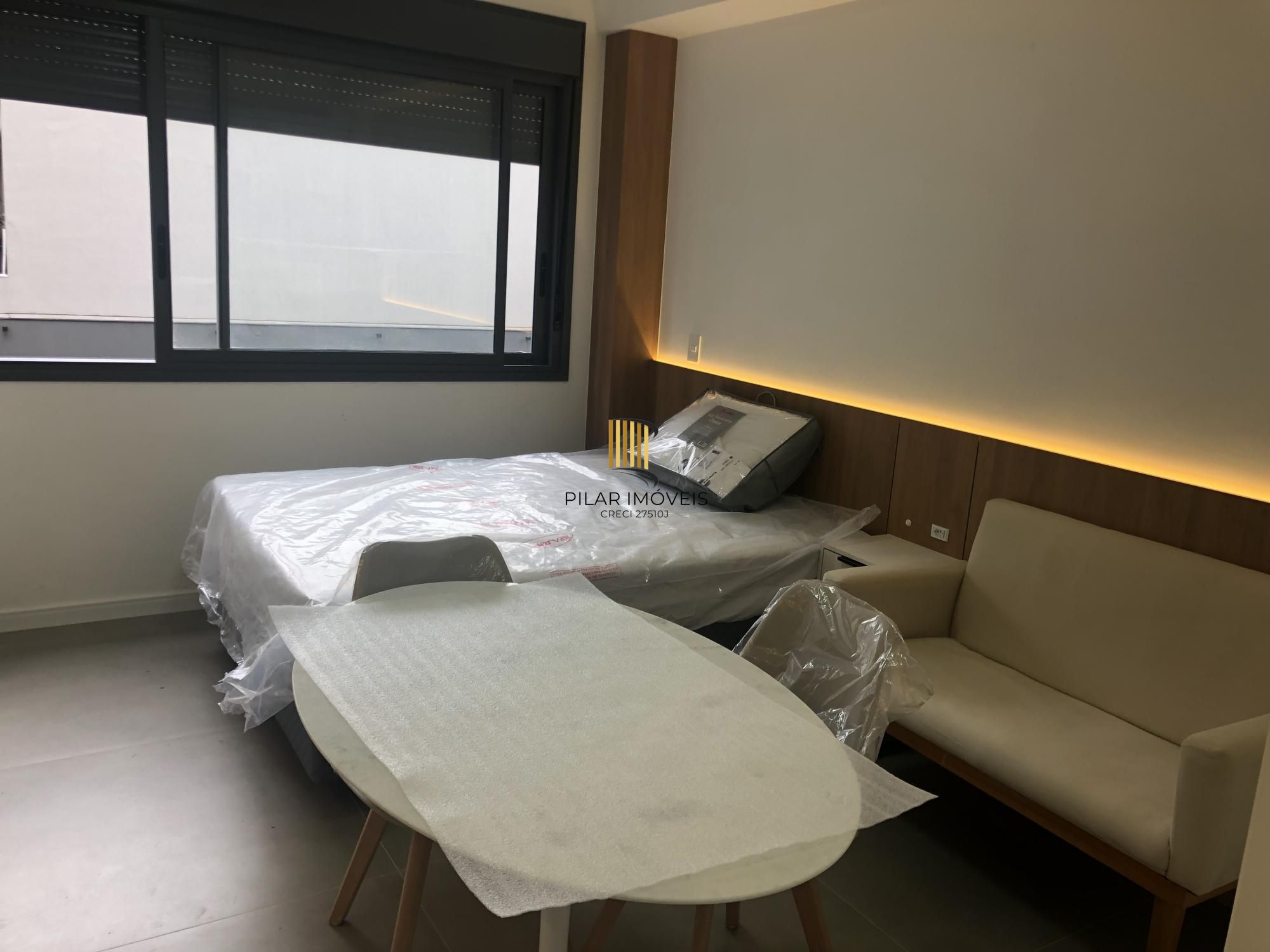 Apartamento desocupado e totalmente mobiliado com uma garagem