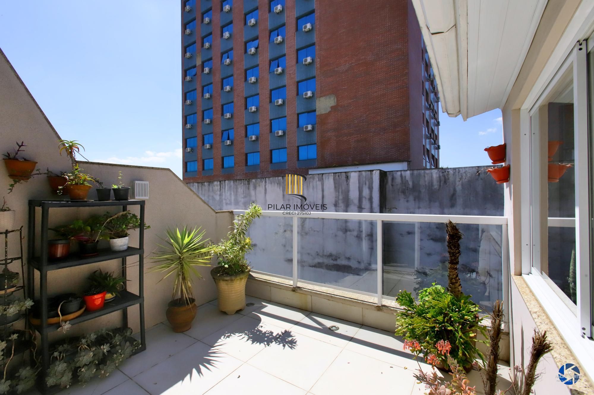 Vende cobertura: Piso inferior:  02 dormitórios, 02 banheiros, living 2 ambientes, cozinha americana.