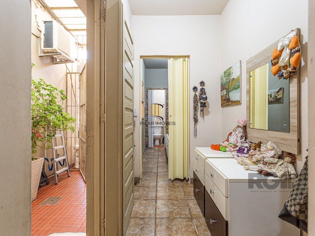 casa  com 3 quartos, 2 banheiros e vaga de garagem,