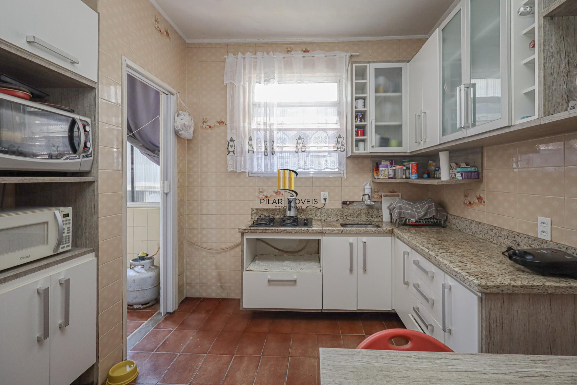 Com 2 quartos, 1 banheiro, opção do 2.º banheiro, e escritório,