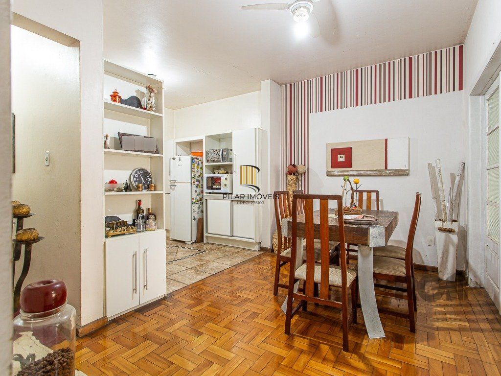 casa  com 3 quartos, 2 banheiros e vaga de garagem,