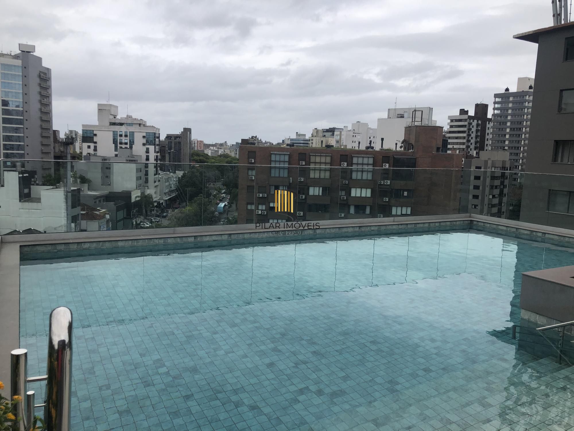 Apartamento desocupado e totalmente mobiliado com uma garagem