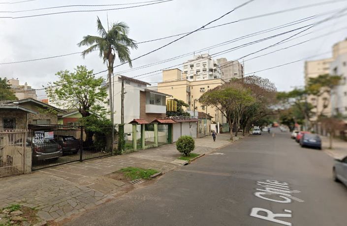 terreno com casa pequena