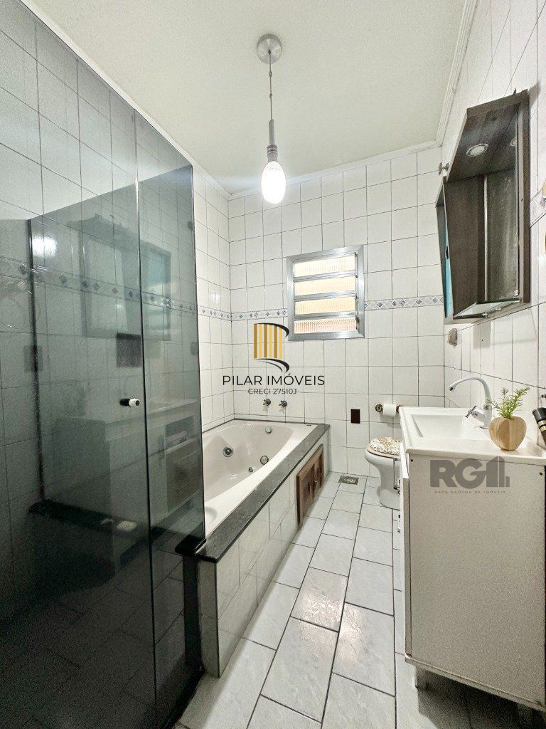 Casa 3 dormitórios no bairro Igara