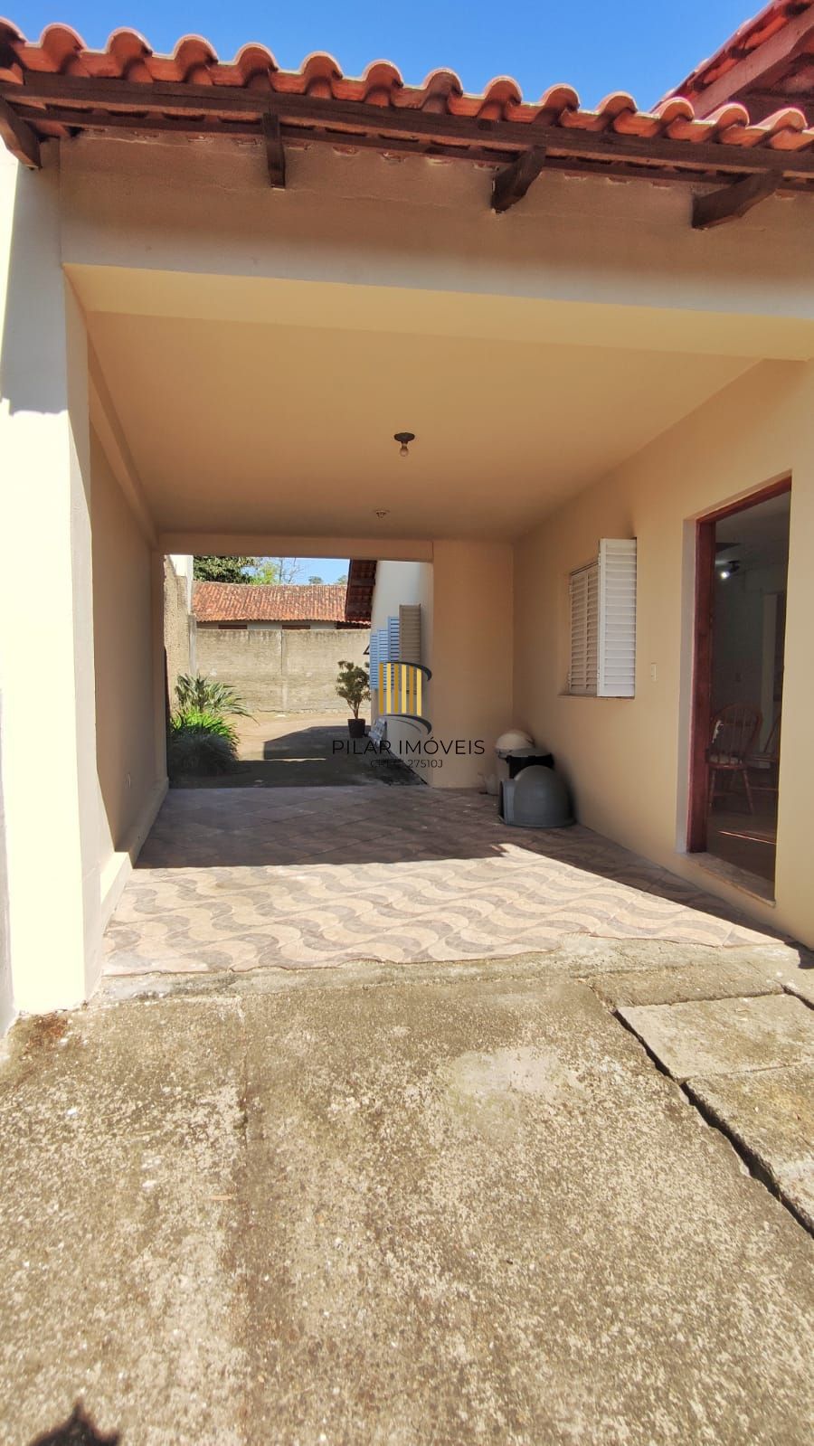 3 Dormitórios, sendo 1 Suíte Master •	Living com Dois Ambientes – no Bairro Alto Petrópolis – Amplo Terreno.