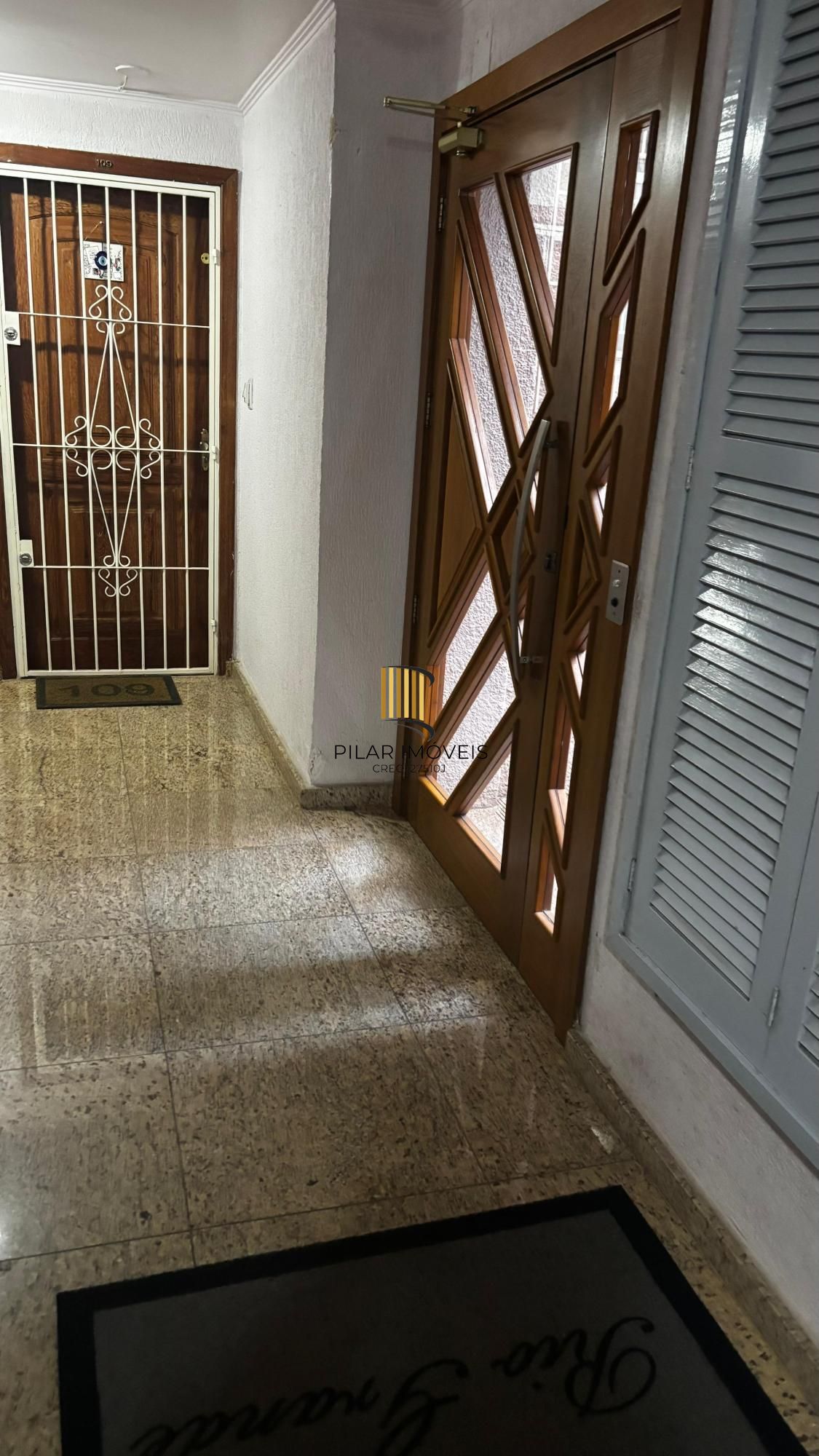 Apartamento desocupado, localizado no 4º andar, com 2 quartos