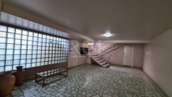 Apartamento 02 dormitórios com dependência e duas vagas no bairro São João.