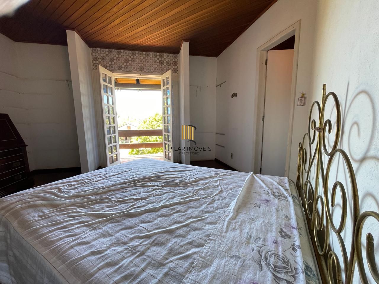 Casa 04 dormitórios, sobrado, a venda em Arroio do Sal, próximo a Torres.