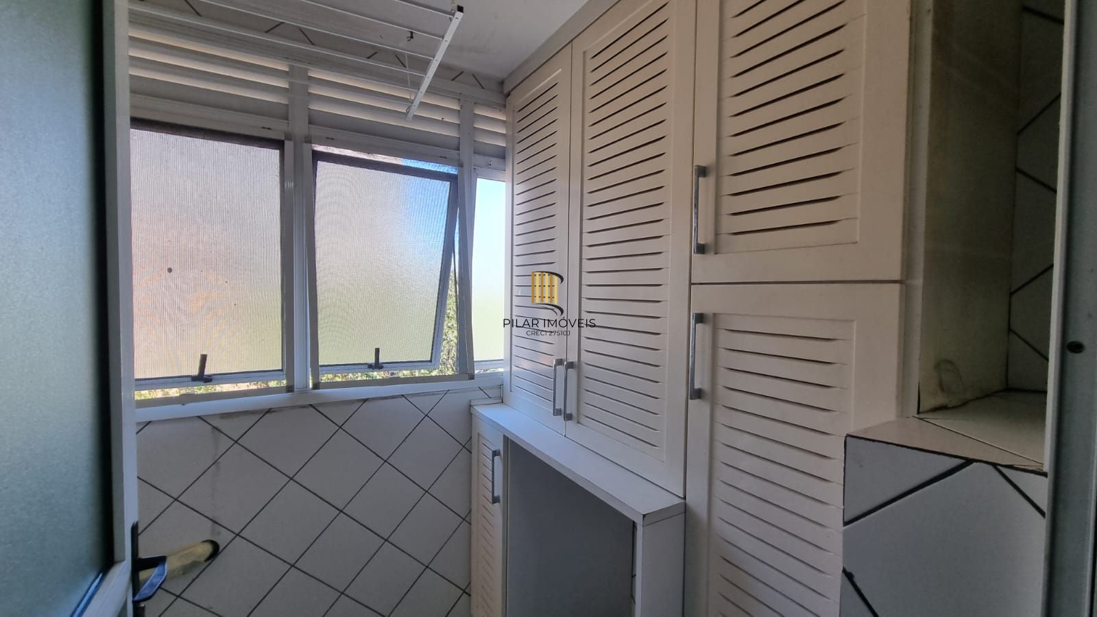 Apartamento 03 dormitórios 110mq e duas vagas, semi mobiliado,  no Bairro Auxiliadora para locação.