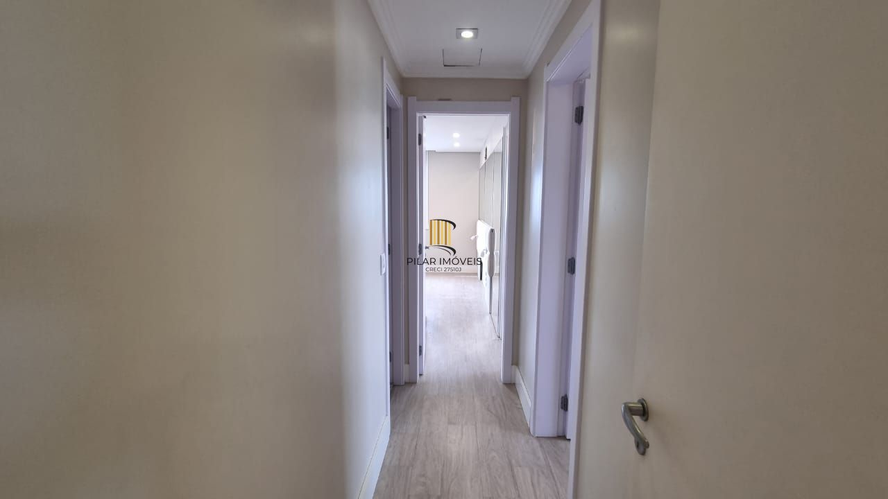 Apartamento 03 dormitórios, duas vagas individuais, edifício com infra, Bairro Cristal