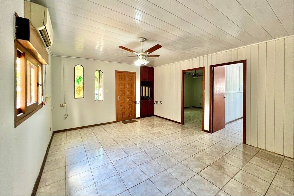Casa 5 dormitórios no bairro Igara