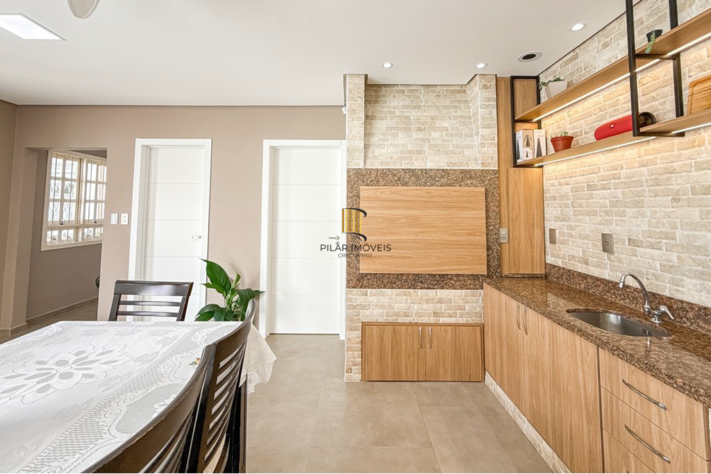 Casa 3 dormitórios no bairro Igara