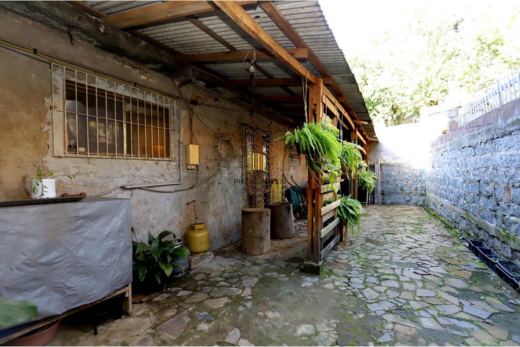 Casa 6 dormitórios no bairro Lomba do Pinheiro