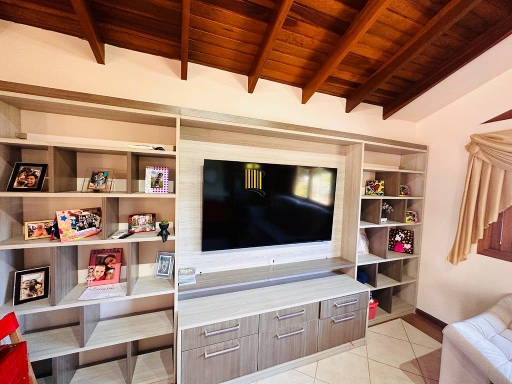 Casa 3 dormitórios no bairro Hípica