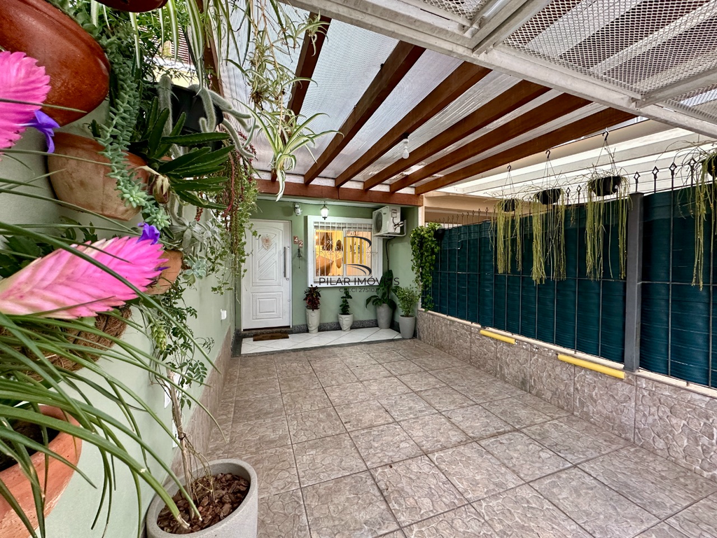 Casa 2 dormitórios no bairro Hípica