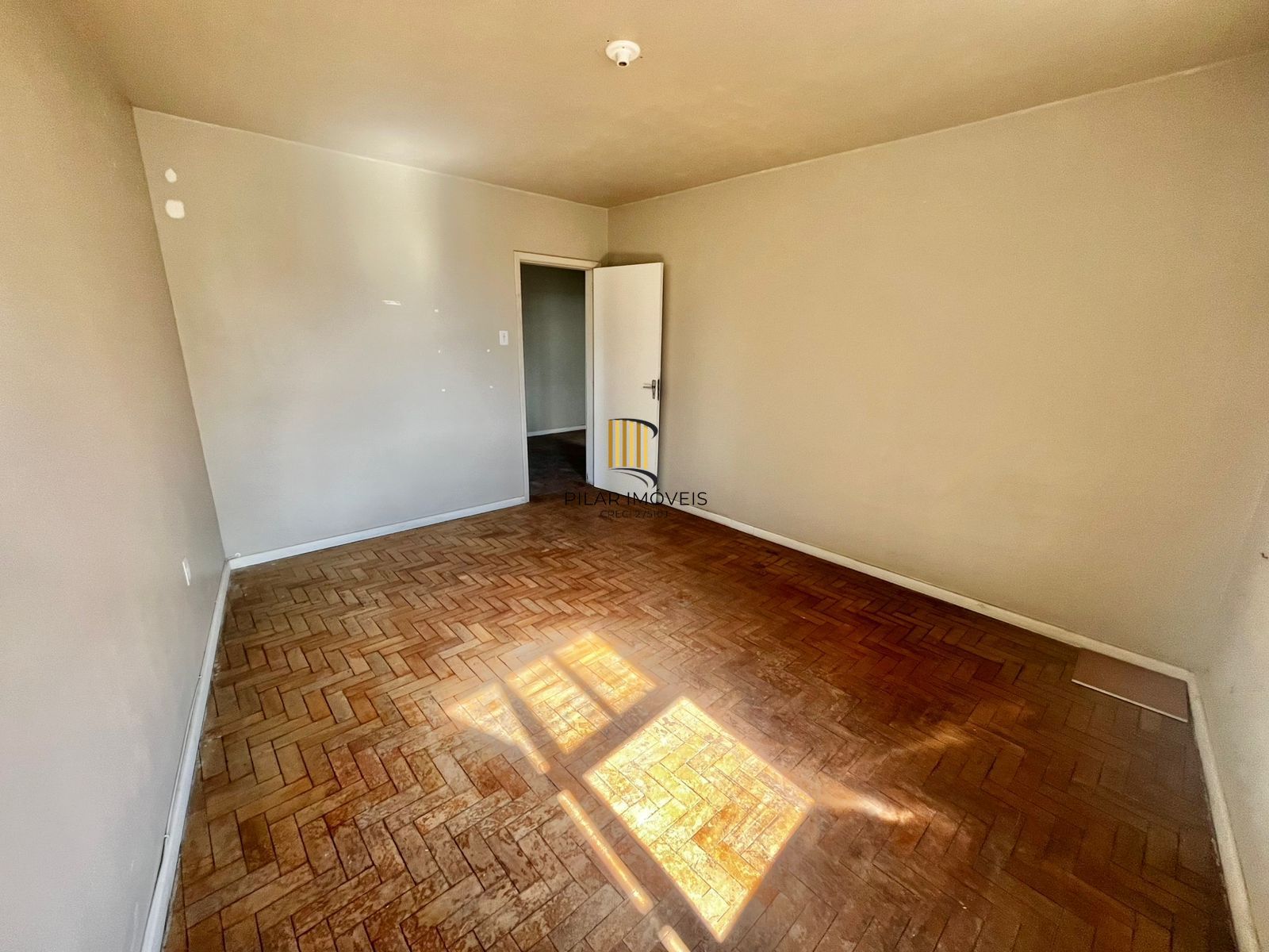 Apto de 01 dorm, no Passo da Areia, 45 m2, 2 lances de escada, ótima localização