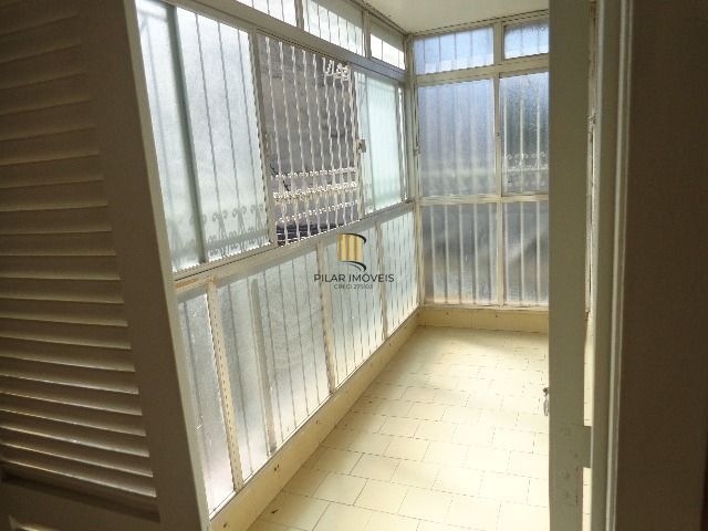 01 dormitório com 50 m2, prédio com elevador