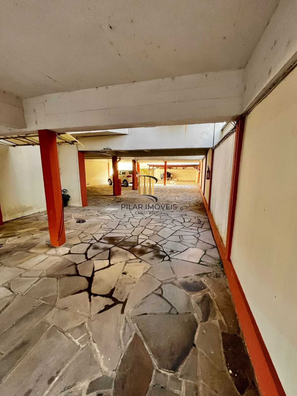 Apto de 01 dorm, sala, banho, cozinha/área, 01 vaga escriturada, Bairro São João