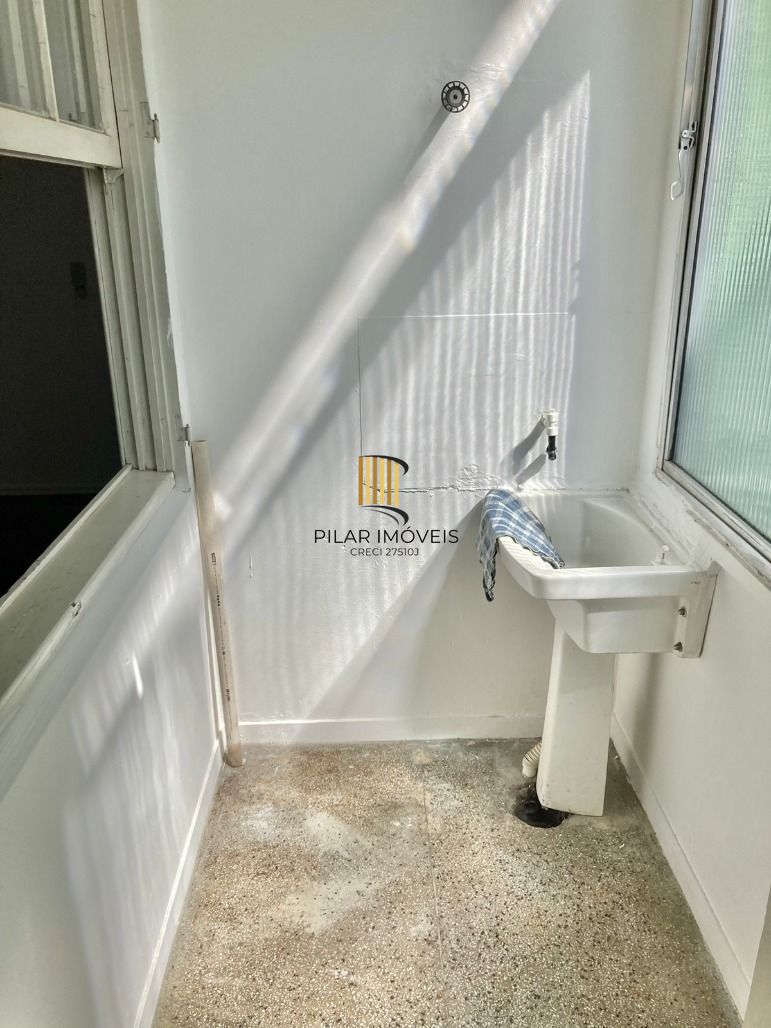 Apto de 02 dorm no Passo da Areia, de fundos, sol da manhã, 01 lance de escada