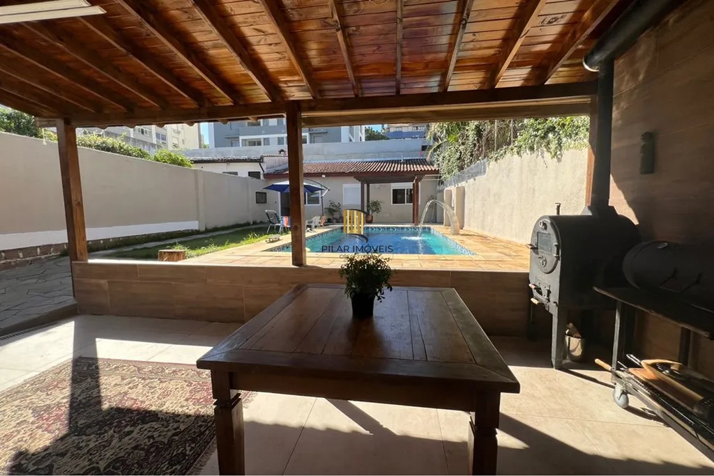 Casa 4 dormitórios no bairro Petrópolis