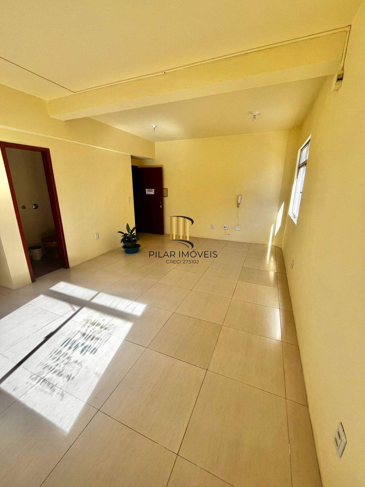 Sala comercial, Av Assis Brasil, 34 m², prédio com elevador, sala com banheiro