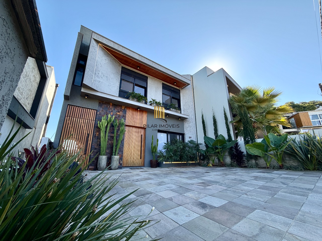 Casa 3 dormitórios no bairro Hípica