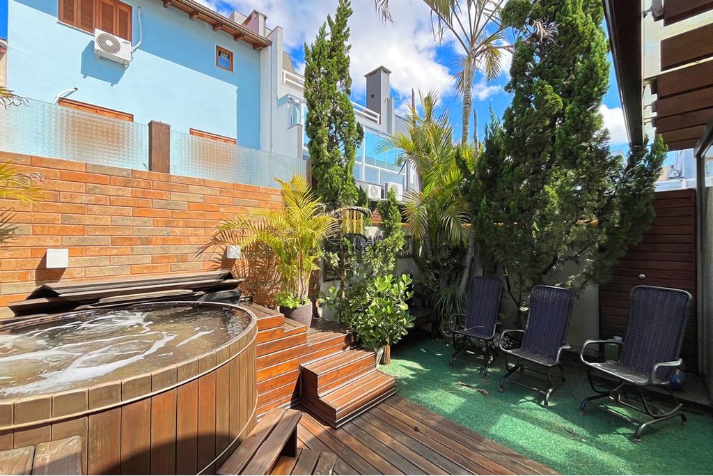 Casa 3 dormitórios no bairro Hípica