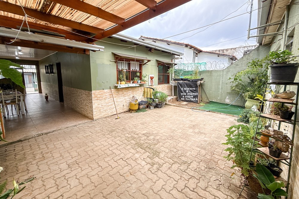 Casa 3 dormitórios no bairro Igara