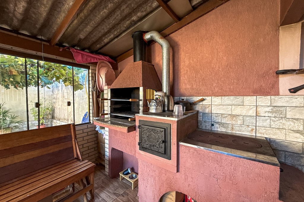 Casa 3 dormitórios no bairro Igara