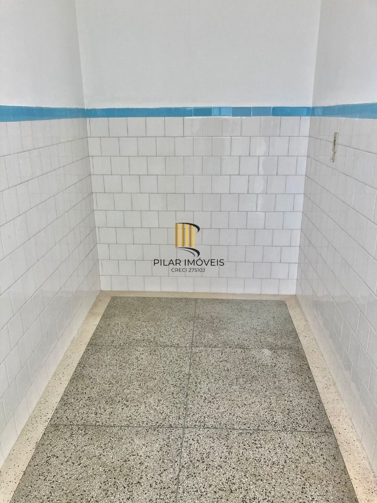 Apto de 02 dorm no Passo da Areia, de fundos, sol da manhã, 01 lance de escada