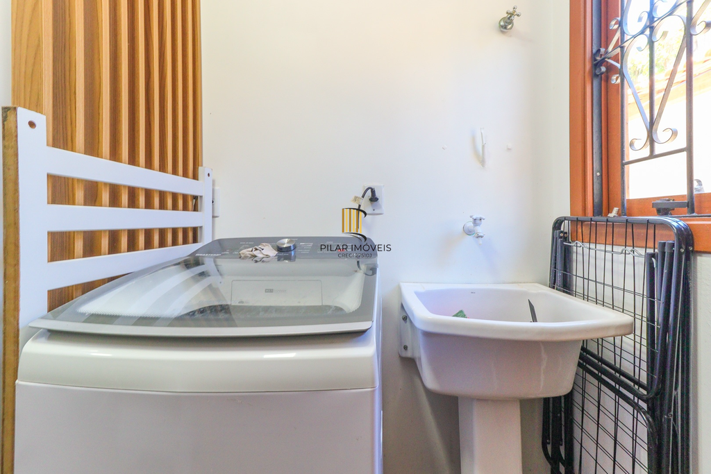 Casa 3 dormitórios no bairro Hípica