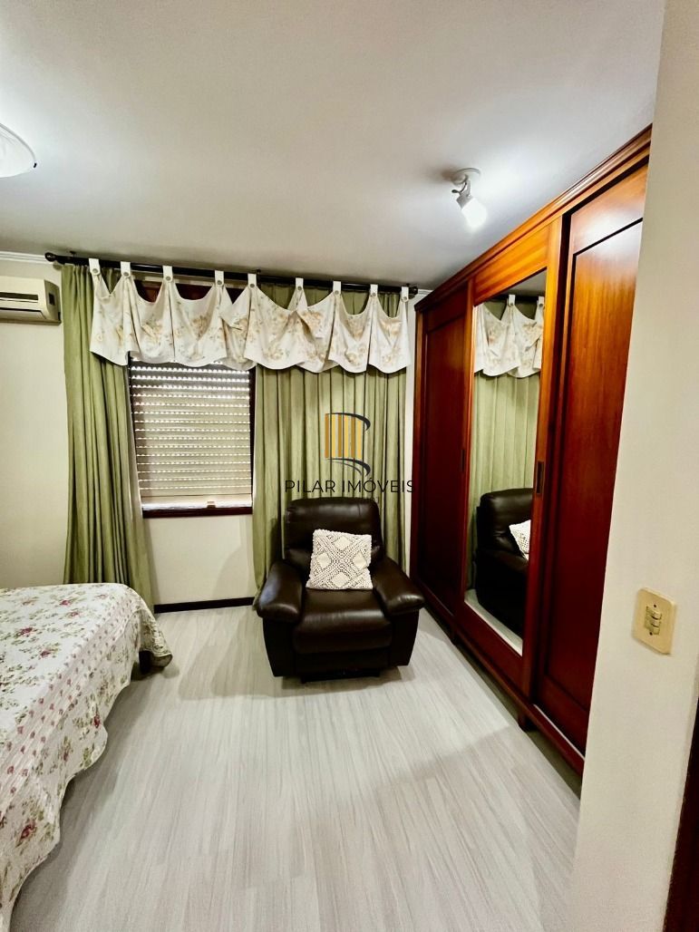 Apto no Passo da Areia de 03 dorm com suíte, sala com 02 ambientes e 01 vaga