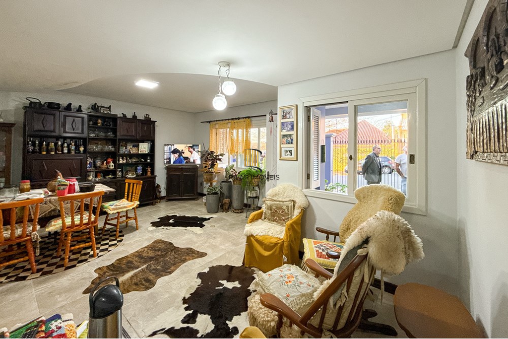 Casa 5 dormitórios no bairro Dihel