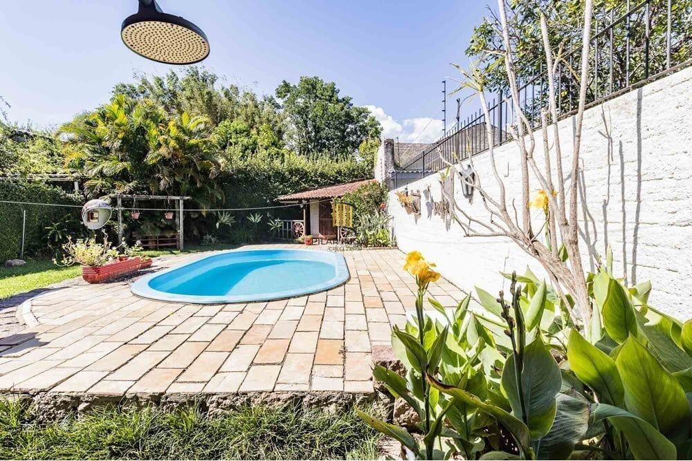 Casa 3 dormitórios no bairro Guarujá