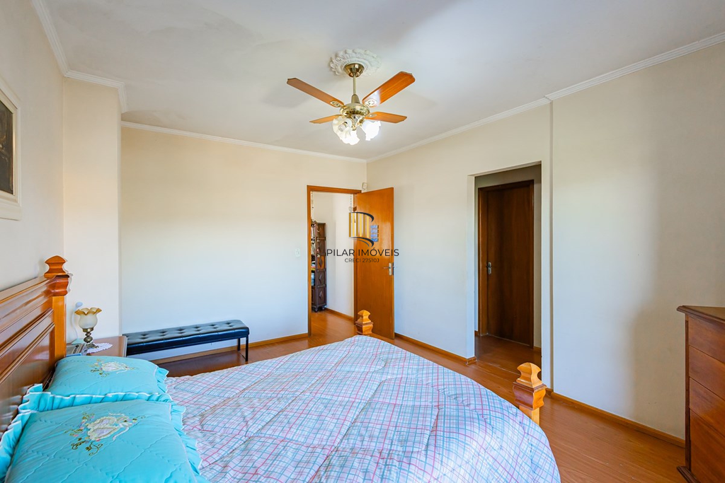 Casa 4 dormitórios no bairro Medianeira