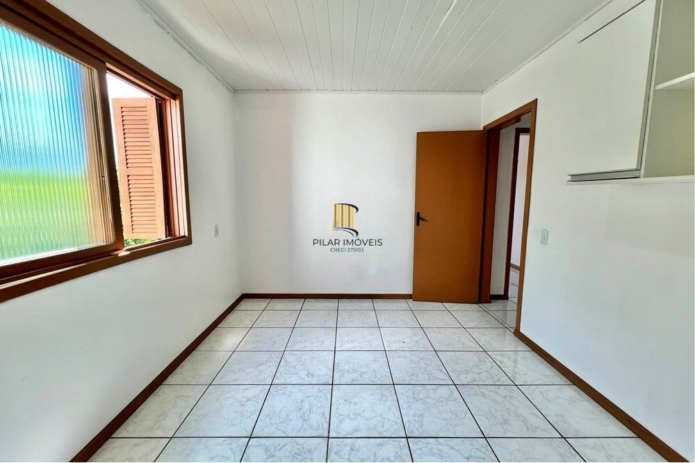Casa 5 dormitórios no bairro Igara