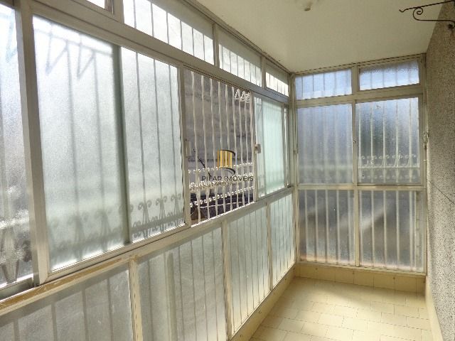 01 dormitório com 50 m2, prédio com elevador