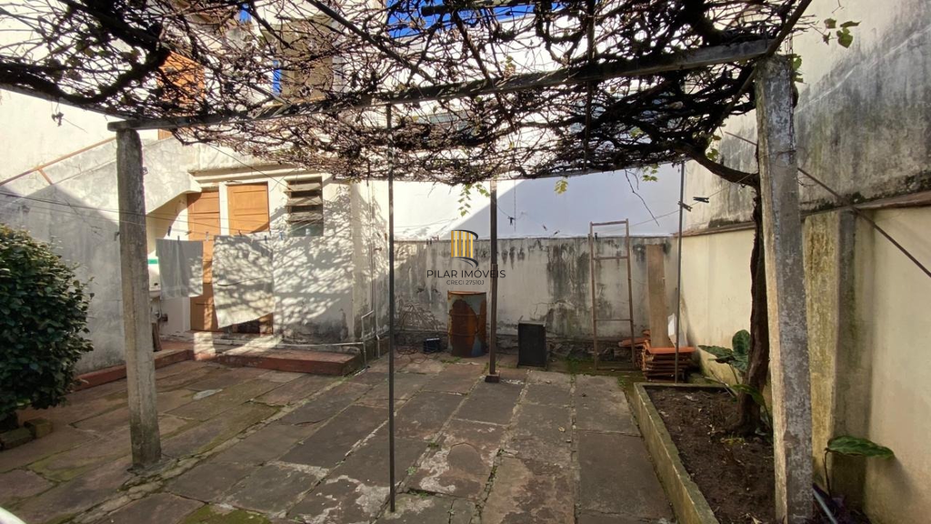 Casa 3 dormitórios no bairro Azenha