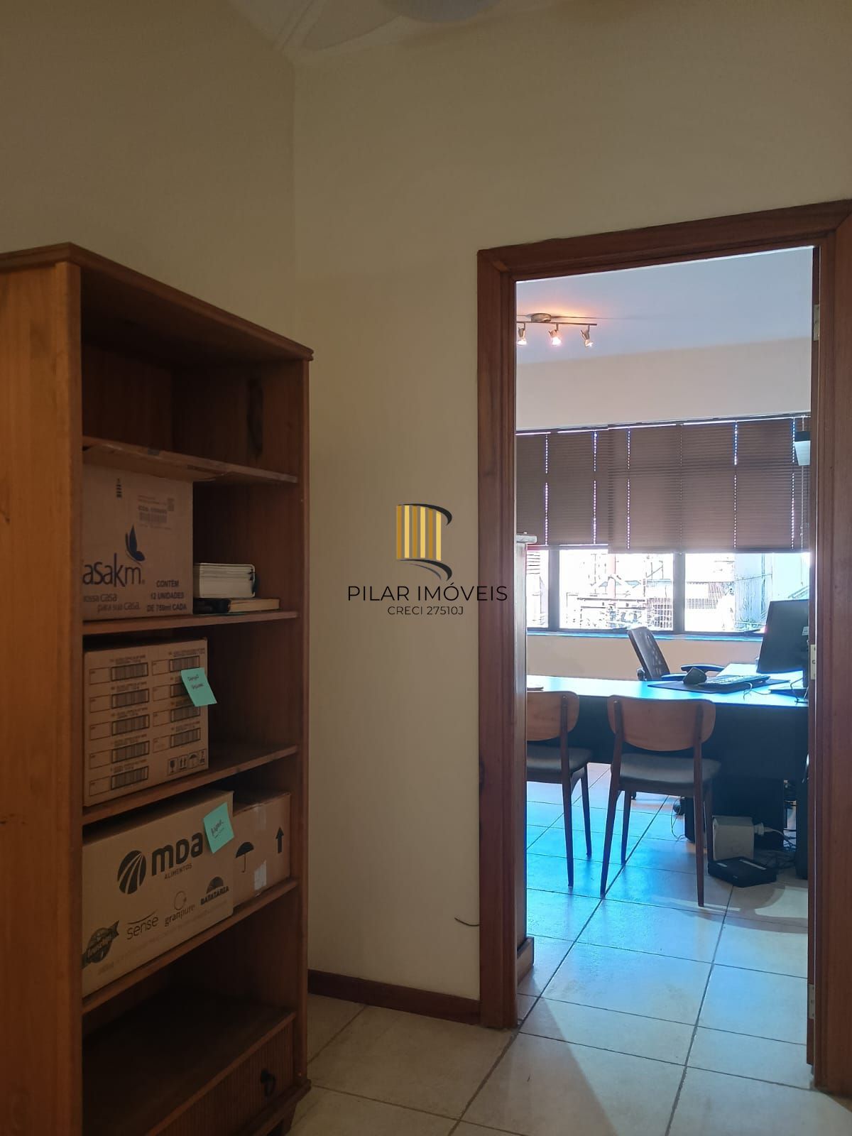 Sala comercial com 33,13 m2, multiuso, ampla, ventilada e ensolarada.