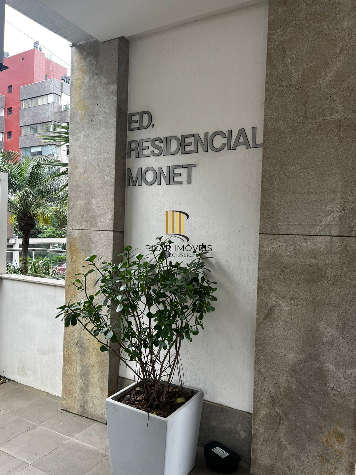 Apto de 03 dorm, sendo 01 suíte, 02 vagas, 103 m2, na João Obino, semi mobiliado