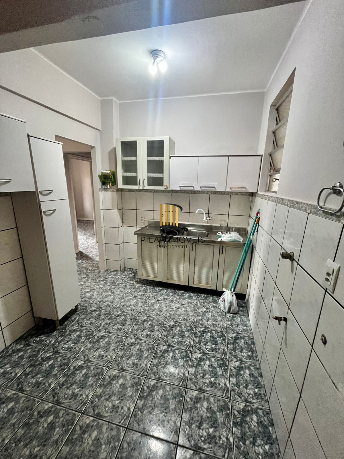 Apto térreo de 02 dorm, sala, banho, cozinha, reformado, com vaga de convenção