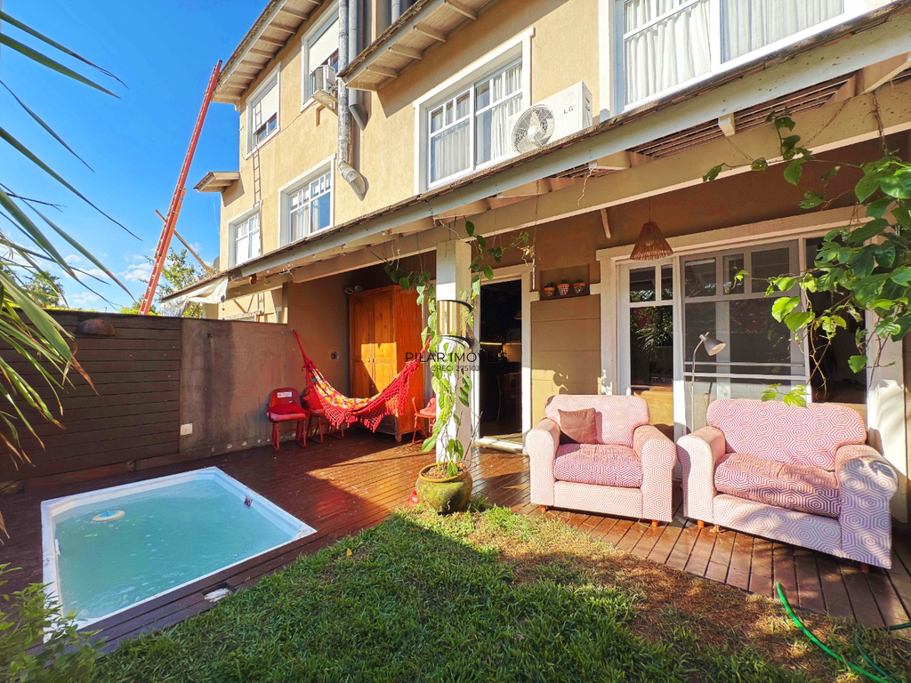 Casa de Condomínio 3 dormitórios no bairro Jardim Carvalho