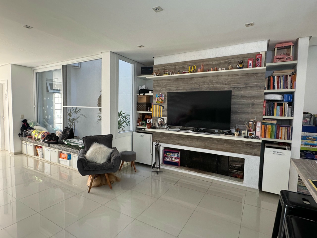 Casa 3 dormitórios no bairro Hípica