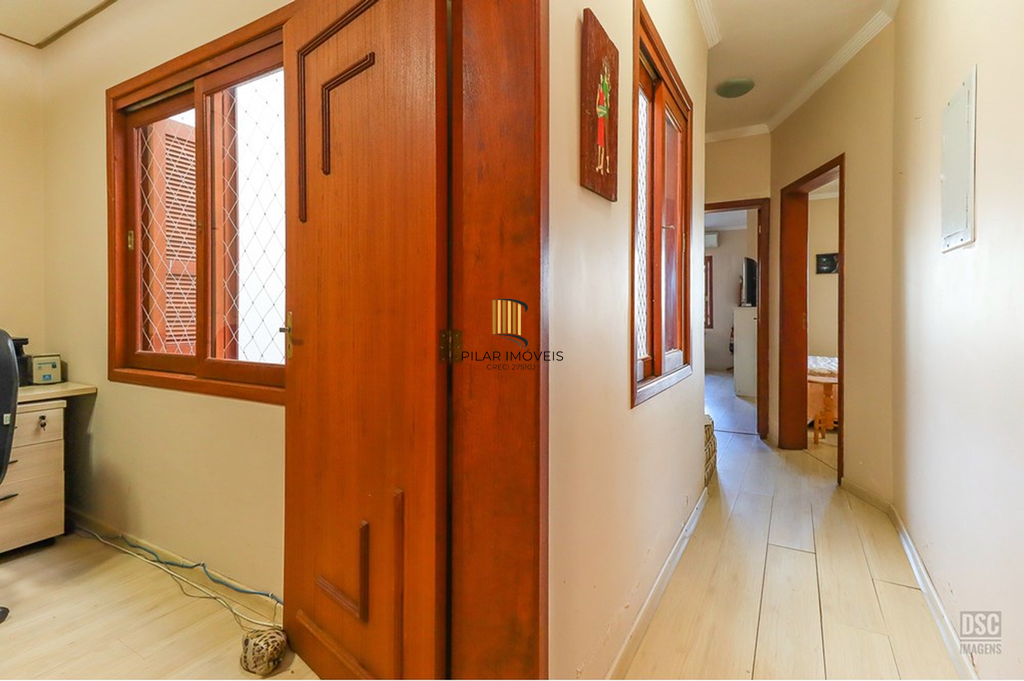 Casa 5 dormitórios no bairro Ipanema