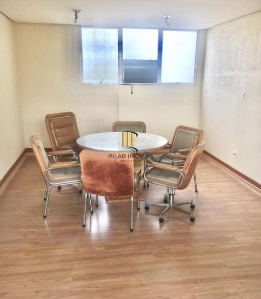 Ótima sala, com 02 vagas, prédio com elevador, no Passo da Areia