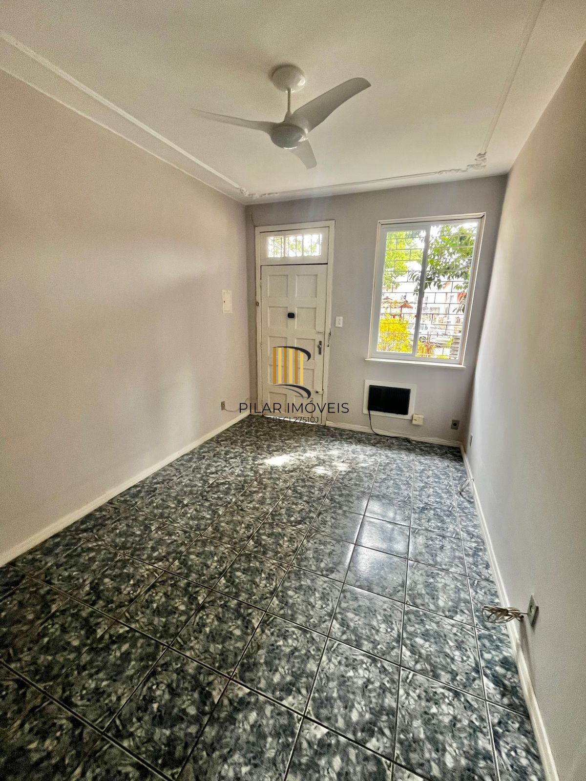 Apto térreo de 02 dorm, sala, banho, cozinha, reformado, com vaga de convenção