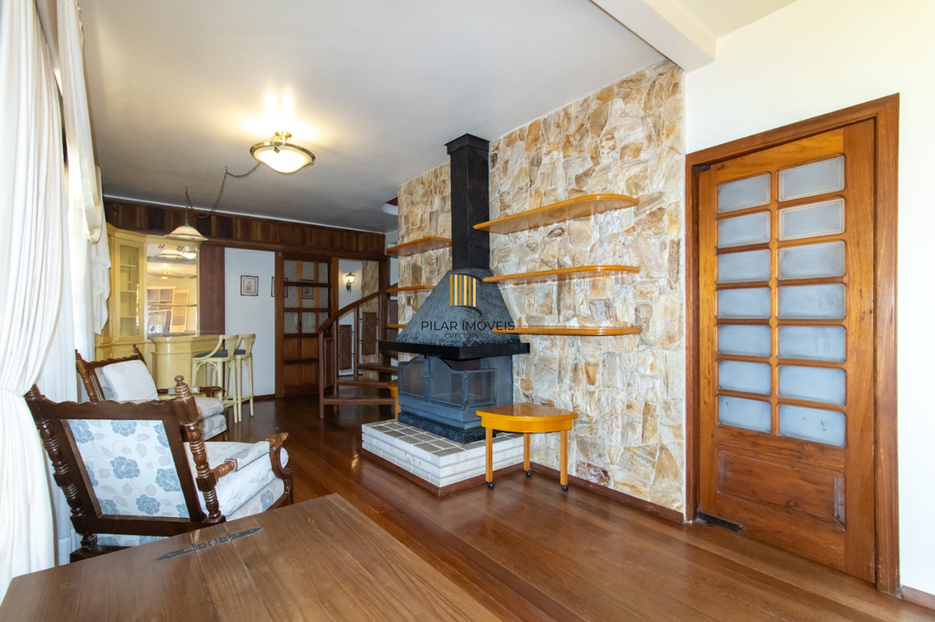 Casa 5 dormitórios no bairro Partenon