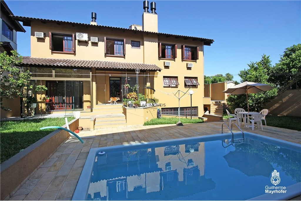 Casa 5 dormitórios no bairro Glória