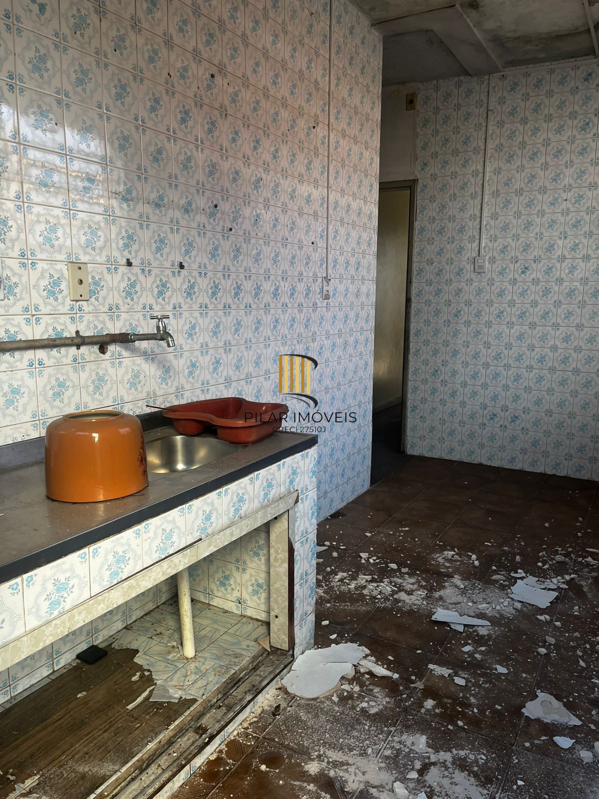 Casa no Passo da Areia, precisa reformas, terreno de 270 m²